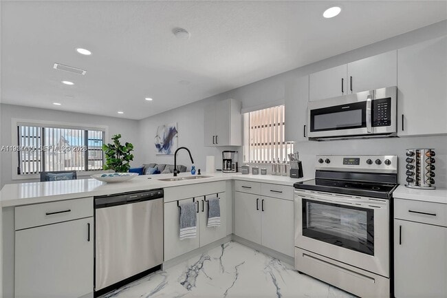 Building Photo - 895 W 39th Pl