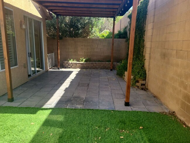 Building Photo - Spacious 3 Bedroom Home with Garage & Soak...