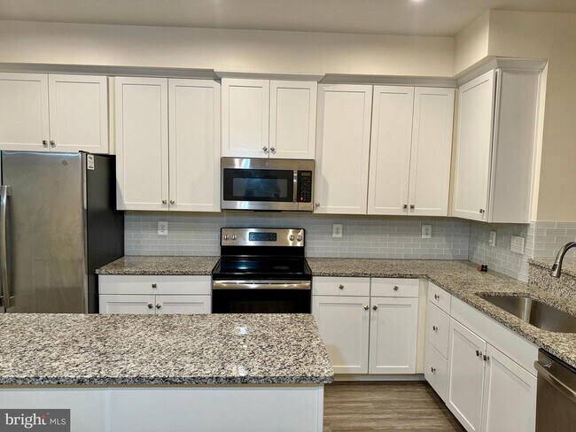 Building Photo - 4812 Crest View Dr