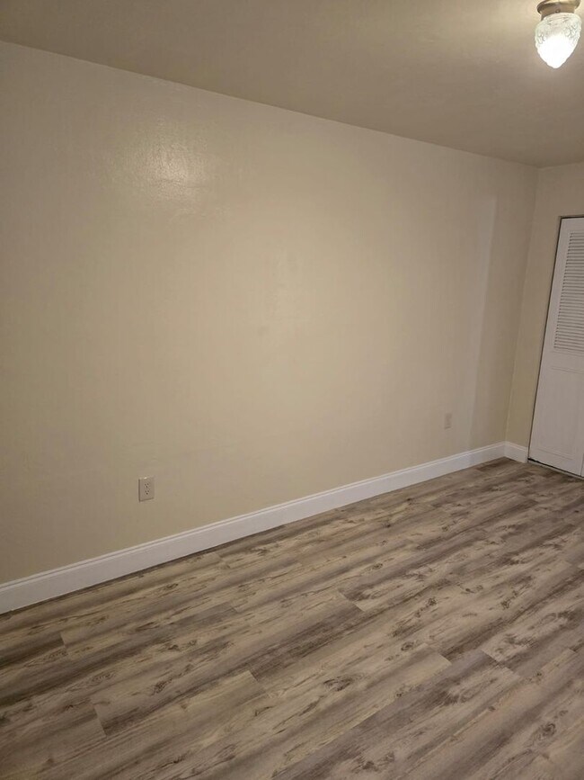 Building Photo - Beautiful 2 bedroom 1 bathroom Single Fami...