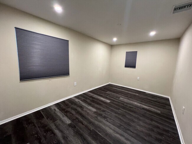 Building Photo - Sun Valley Duplex