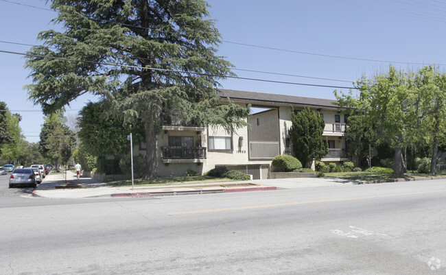 Primary Photo - 13021-13025 Moorpark St