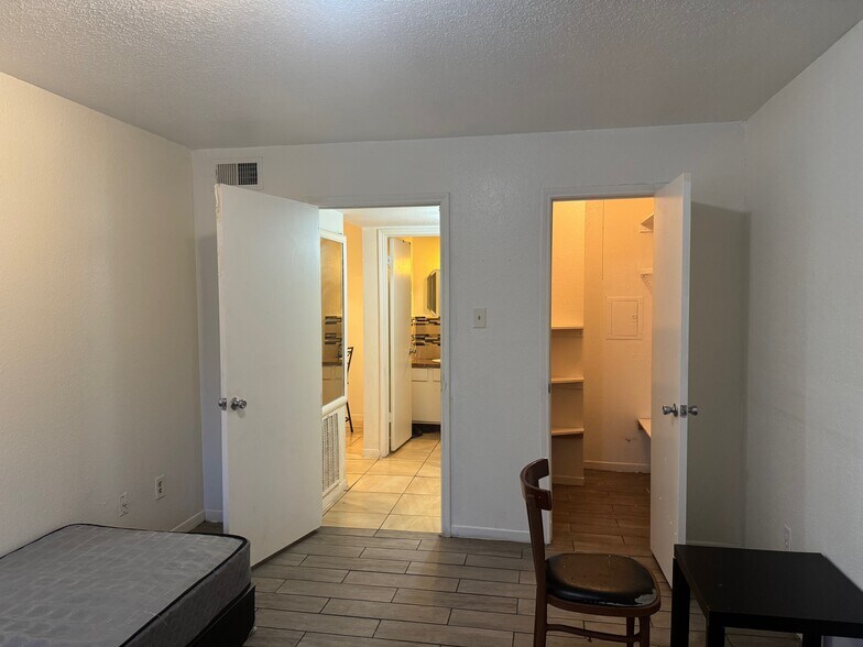 Building Photo - 9350 Country Creek Dr