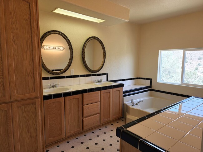 Building Photo - Large manufactured home in Topaz Ranch Est...