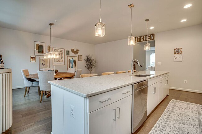 Building Photo - Luxury Townhome with Stunning Views and Pr...