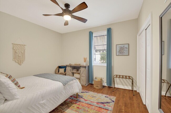 Building Photo - 320 Via Villagio