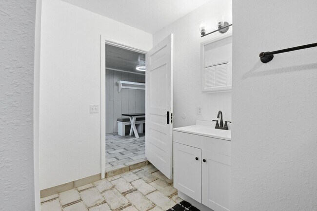 Building Photo - Spacious Home near I-244