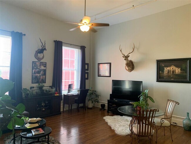 Building Photo - 2121 The Strand