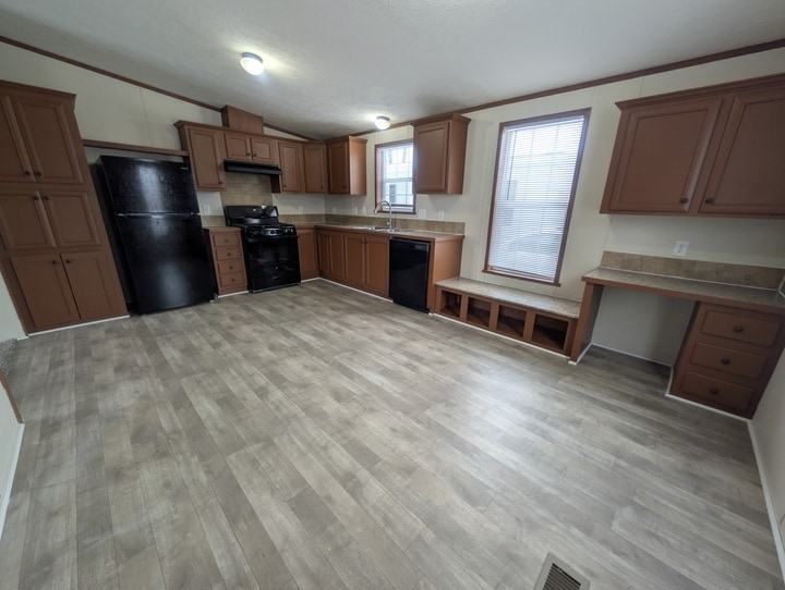 Building Photo - 15843 Charlemagne Ave W