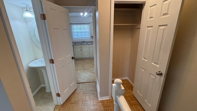 Building Photo - 3 bed 2.5 bath w/ garage, Great location off University and Dry Creek, close to Southglenn Mall a...