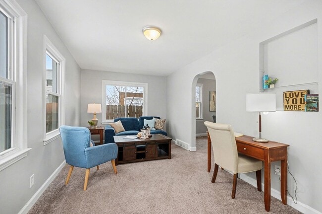 Building Photo - Bright, Clean 3 bed/1 bath- Move In Ready