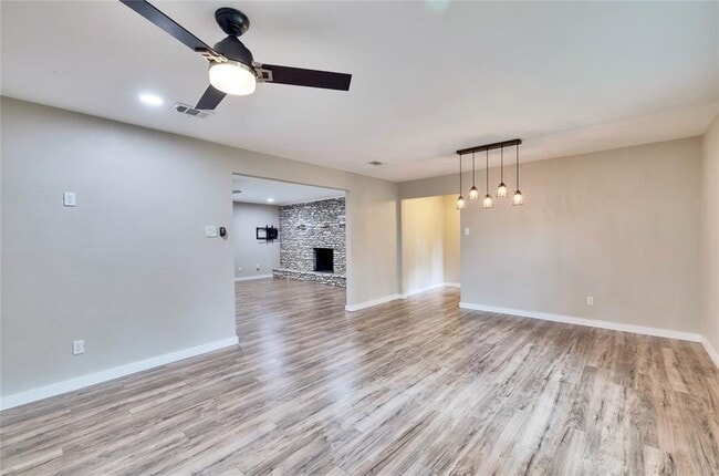 Building Photo - 11405 Oakwood Dr