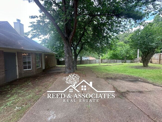 Building Photo - Charming Home Located on Large Corner Lot!