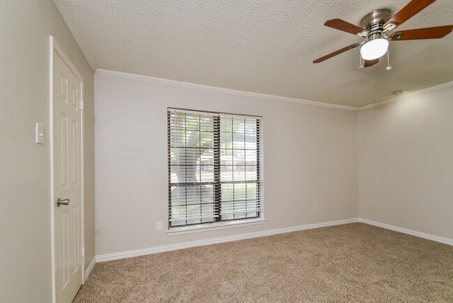 Building Photo - Spacious 4-Bedroom Lewisville Home