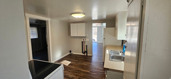 Building Photo - 545 S Carbon Ave