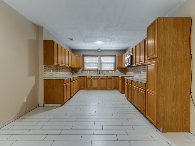 Building Photo - 1131 S Miles Ave