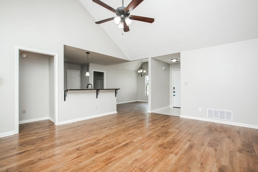 Building Photo - 10824 Ridgefield Dr