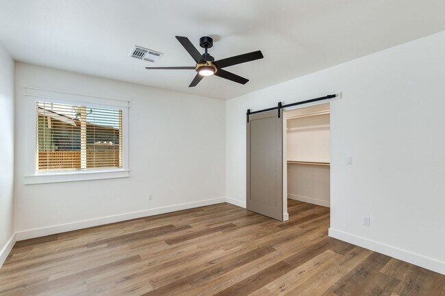 Building Photo - 1329