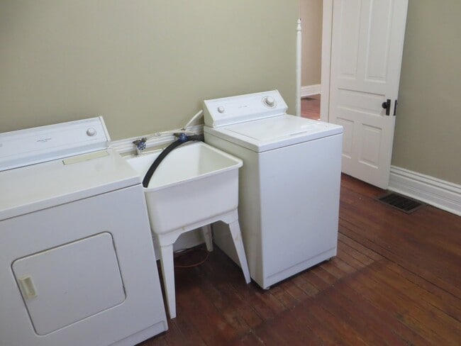 Building Photo - February - One Bedroom Cottage House in the Heart of Downtown (West Central, Downtown)