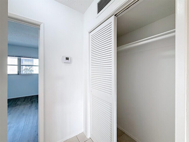 Building Photo - 5208 NE 24th Terrace