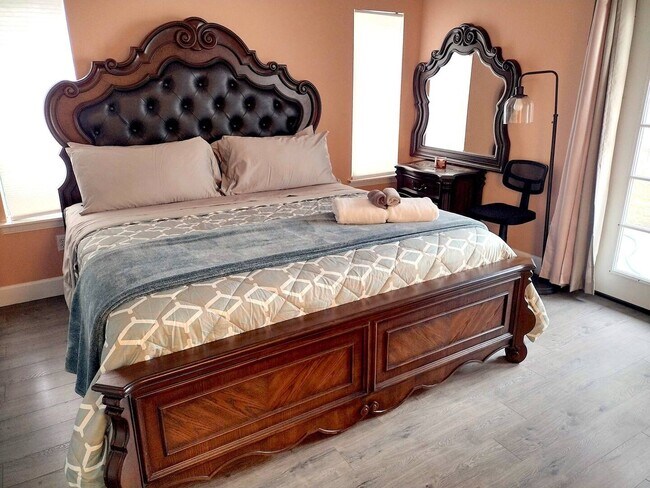 Master Suite · King Size Bed - 11769 Mount Lassen Ct