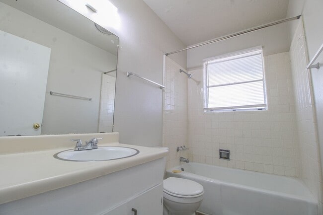 Building Photo - ********Move In Special- 1 Month Free off 1st FULL MONTH********