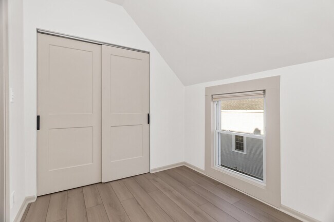 Building Photo - 2846 N Troy St