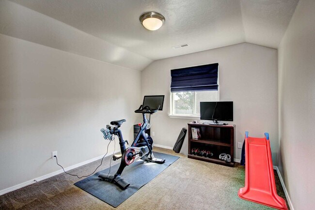 Building Photo - Beautiful 6 bed 2.5 bath home located in t...