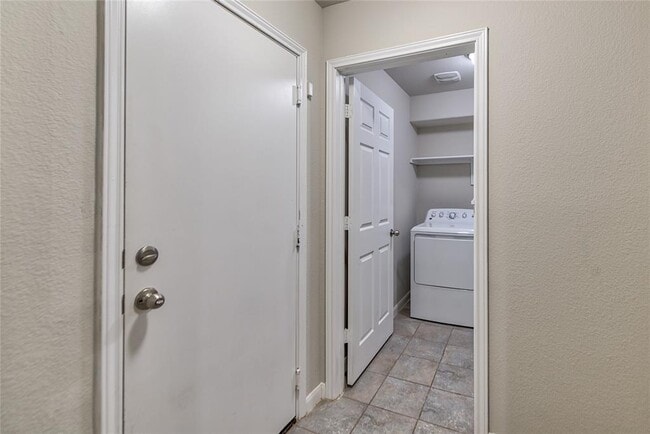 Building Photo - 328 Langely