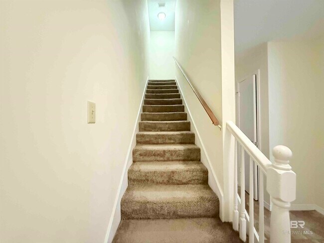 Building Photo - 233 Ridgewood Dr