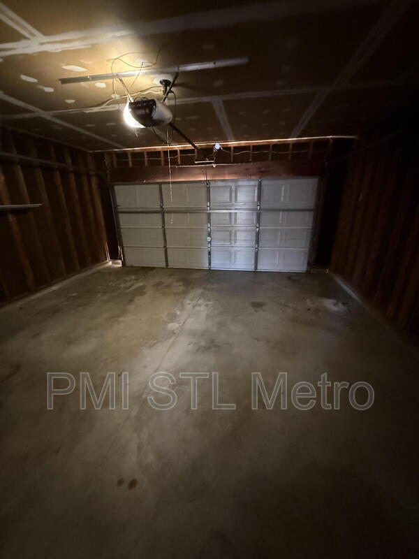 Building Photo - 3865 Kentucky Derby Dr