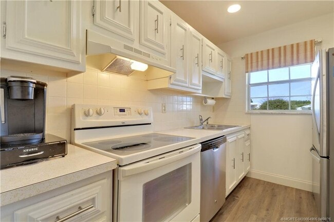 Building Photo - 211 Manatee Ln