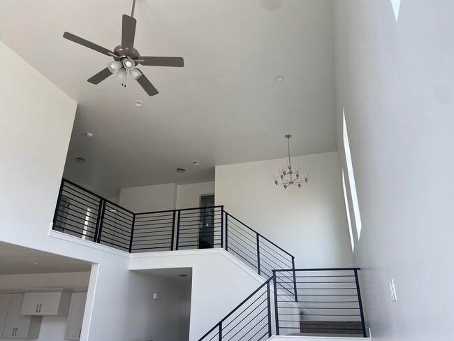 Building Photo - 1307 W Quailhill Rd