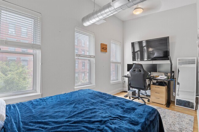 Building Photo - 816 Park Ave
