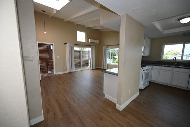 Building Photo - 4672-76LB