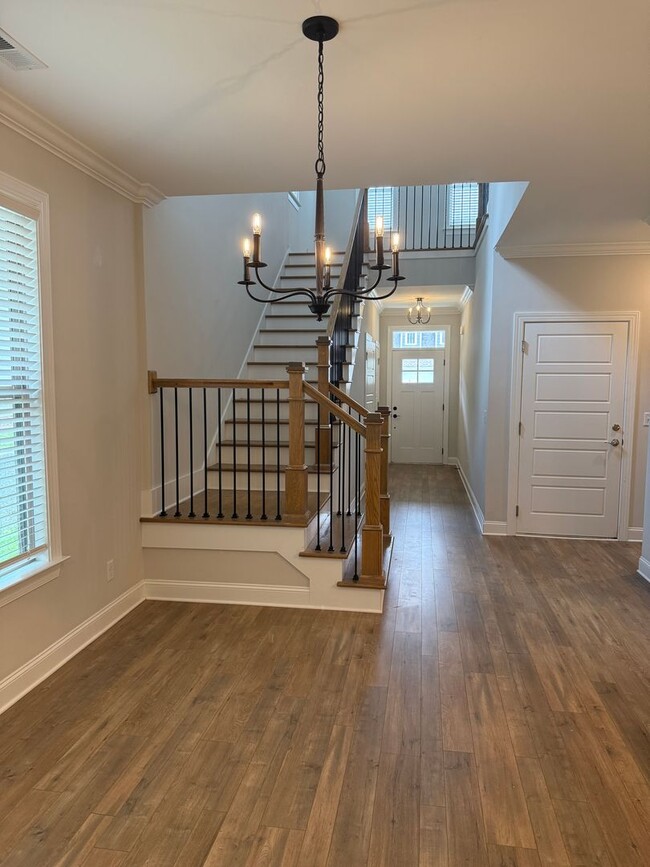 Building Photo - Easy access in Red Bank