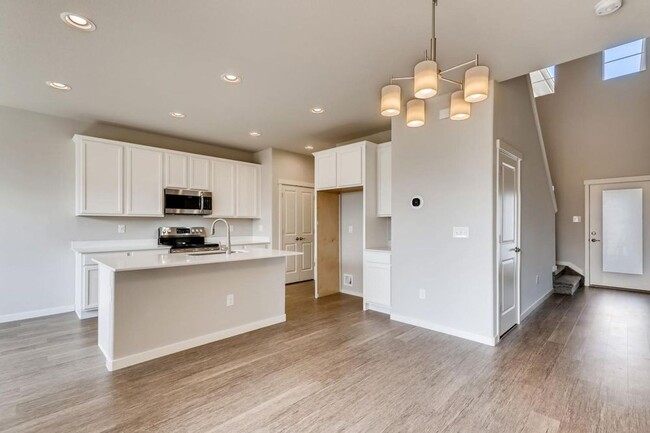 Building Photo - Stunning Modern 2 bedroom Townhome!!!