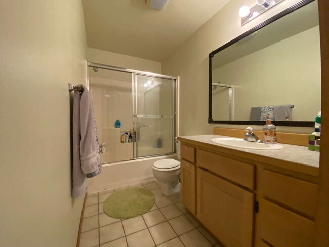 Building Photo - Spacious 3-Bedroom Duplex-Home in Roosevel...