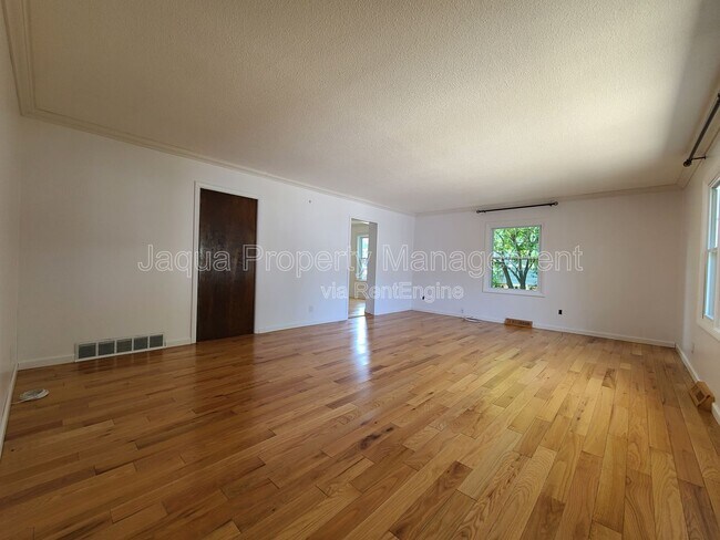 Building Photo - 547 Archer Ave