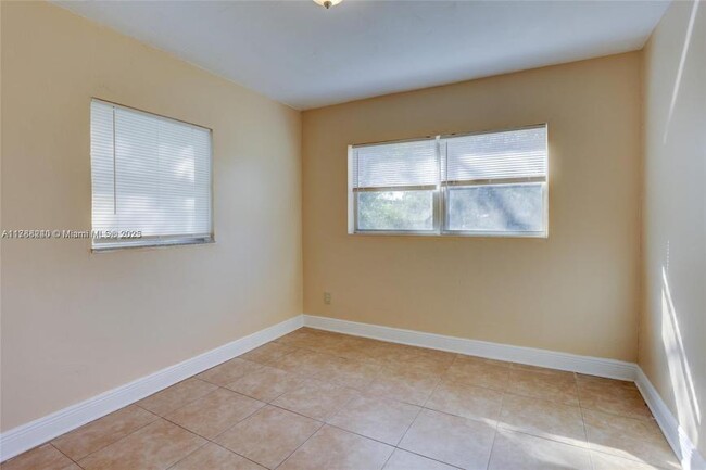 Building Photo - 3 bedroom in Hollywood FL 33024