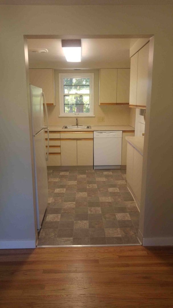 Building Photo - 3bd/1.5ba with yard and garage next to Shoreline Light Rail station!