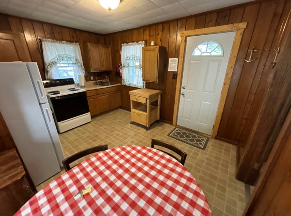 Kitchen dining - 853 E Front St