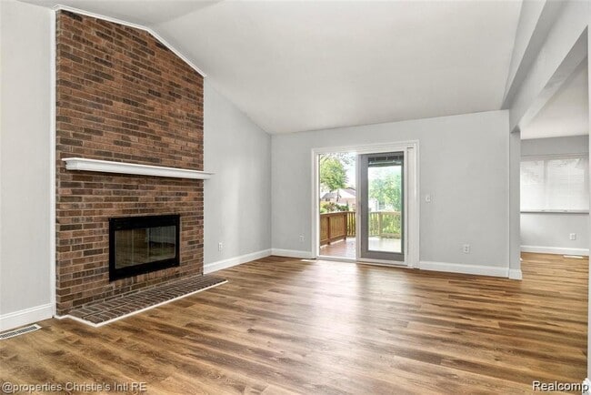 Building Photo - 21385 Deerfield Dr