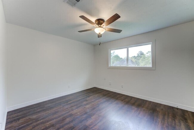 Building Photo - 560 Landfall Ln