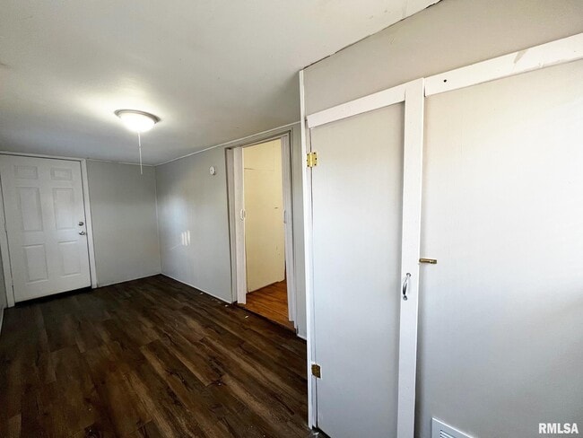 Building Photo - 1411 E Crestwood Dr