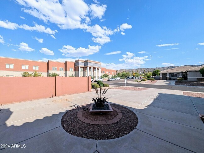 Building Photo - 1530 E Branham Ln