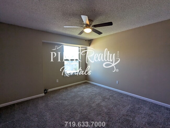 Building Photo - Lovely 2 Bedroom Townhome Centrally Located!