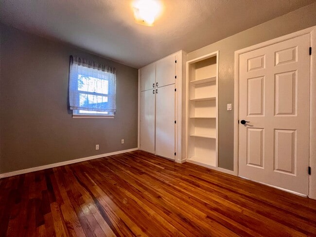 Building Photo - CHARMING ONE LEVEL HOME W/ GARAGE! W/S/G INCLUDED!