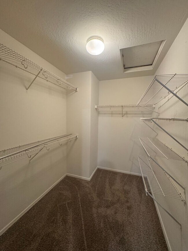 Building Photo - 4 BEDROOM IN PARK MEADOWS