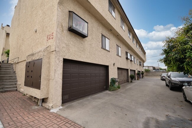 Building Photo - BEAUTIFUL 4 Bed 3 Bath unit